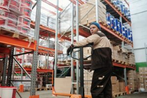 Trabajador en una cámara frigorífica de almacenamiento en frío, contexto de mapeo térmico