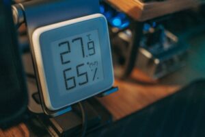 Registrador digital de datos mostrando temperatura y humedad en pantalla LCD