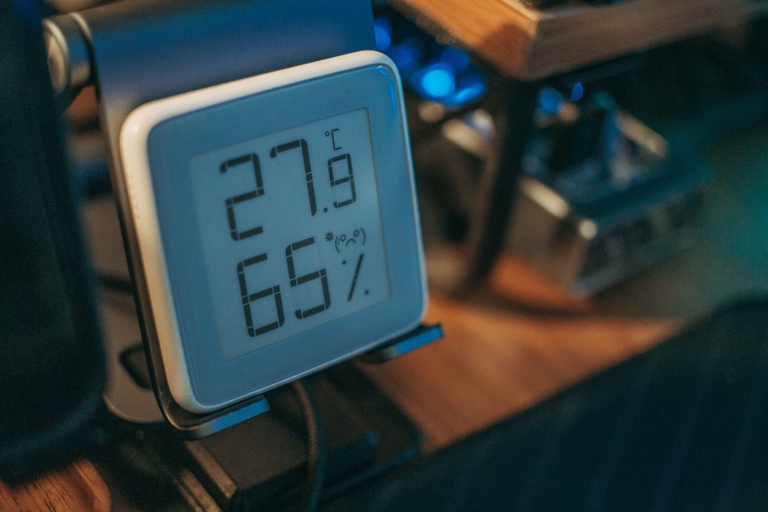 Registrador digital de datos mostrando temperatura y humedad en pantalla LCD