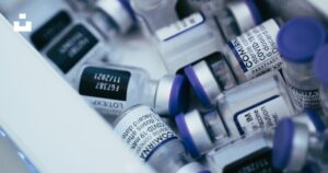 Viales de vacunas y medicamentos almacenados en un refrigerador de laboratorio